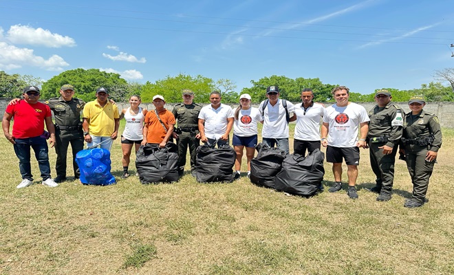 Polícias con las personas de la fundación para entregar los elementos deportivos