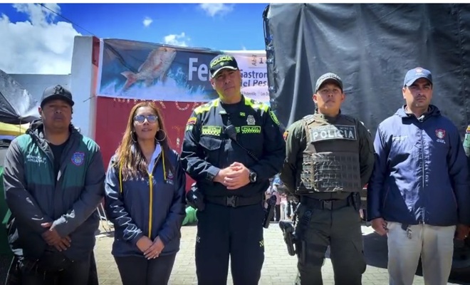 5 personas en la fotograf&iacute;a, dos funcionarios policiales y 3 funcionarios de la alcaldia