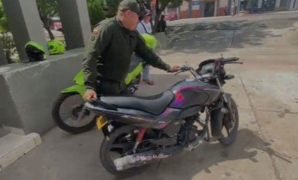 Policía de Bosconia detiene a dos menores y devuelve motocicleta robada a su dueño en tiempo récord
