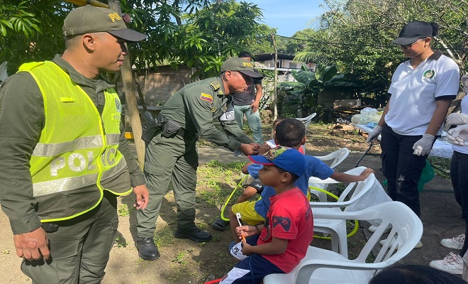 Policía realiza brigada de salud mostrando su parte más humana 