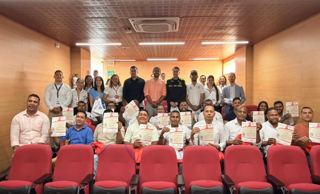 Un funcionario policial juto a ciudadanos que hacen parte del programa honor