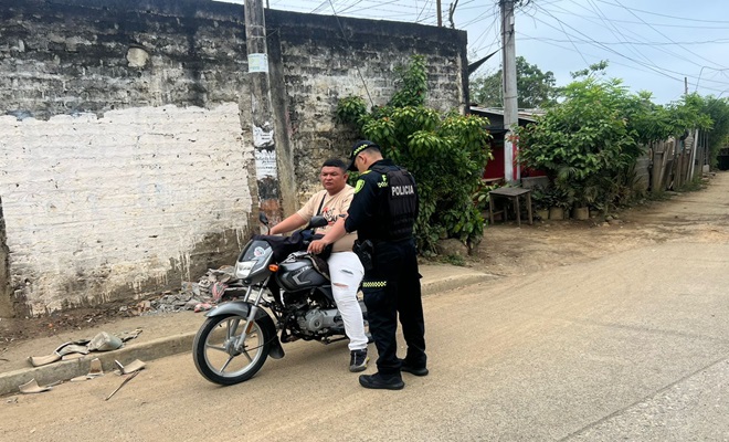 Un policía verificando antecedentes