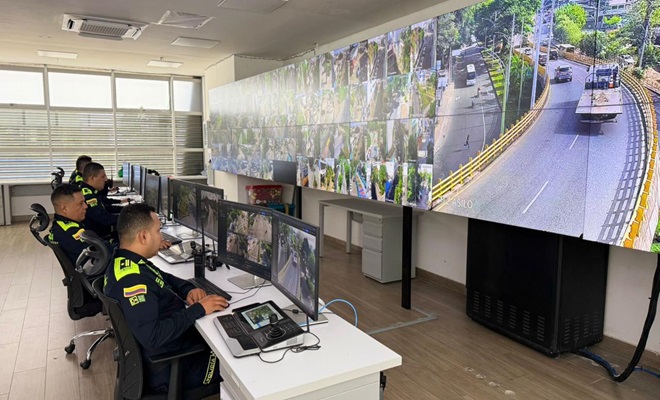 Policías en la sala de camaras