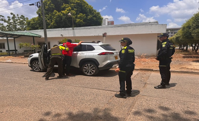 Policía realizando planes de registro y control a un ciudadano y un vehículo  