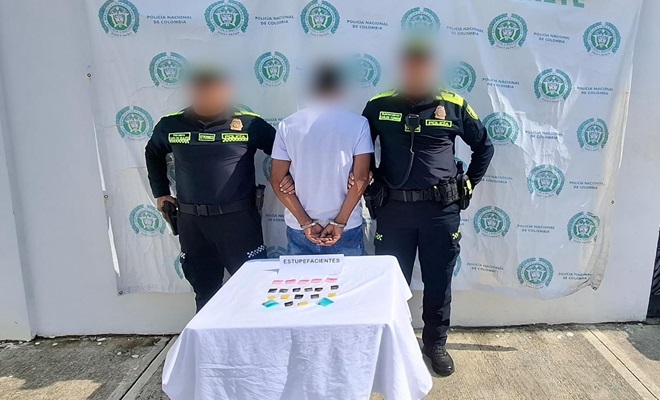 Dos policías y una persona capturada