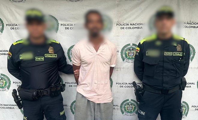 Dos polic&iacute;as y un sujeto capturado