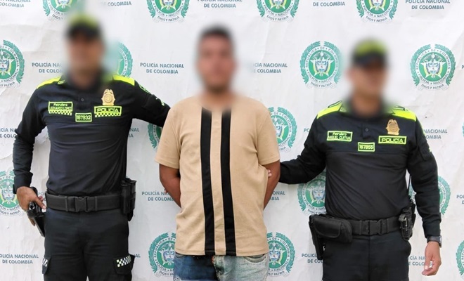 Dos Policías con persona capturada