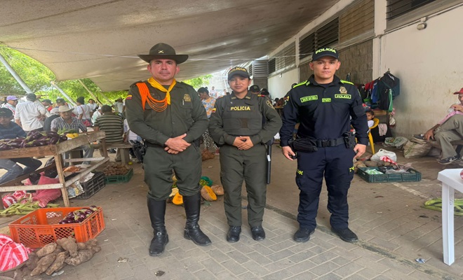 Policías en un mercado campesino