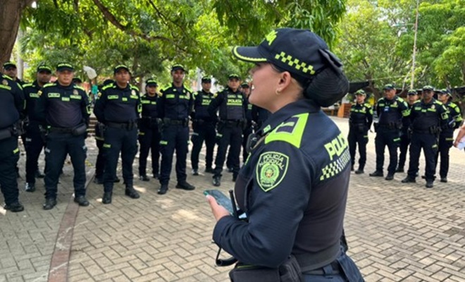 Polic&iacute;as formando recibiendo consignas
