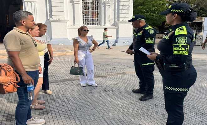 Dos Polic&iacute;as de Infancia dialogando con tres ciudadanos