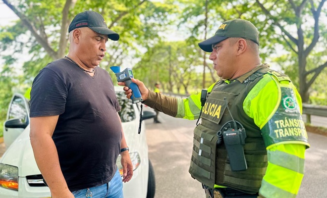 Polic&iacute;a de tr&aacute;nsito con un ciudadano