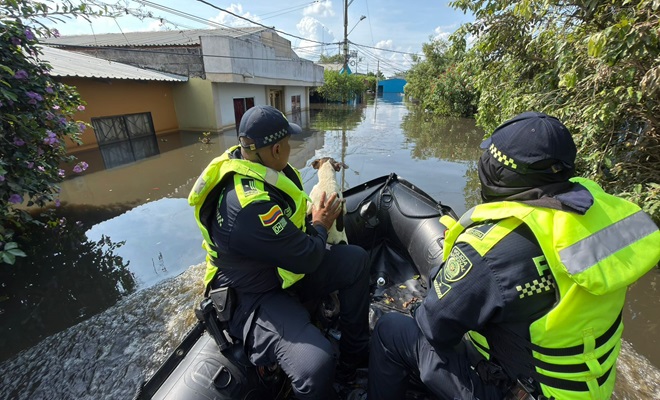 Policías realizando patrullajes fluviales