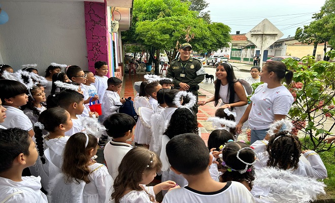 Llevando alegría y entregando dulce en las vías y visita a los niños hospitalizados en Sabanagrande y Polonuevo. 