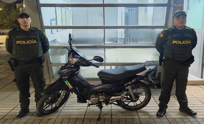 Dos policías y una motocicleta recuperada