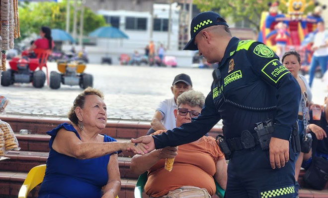Policia de turismo saludando a una señora