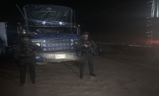 Policias con camión incautado