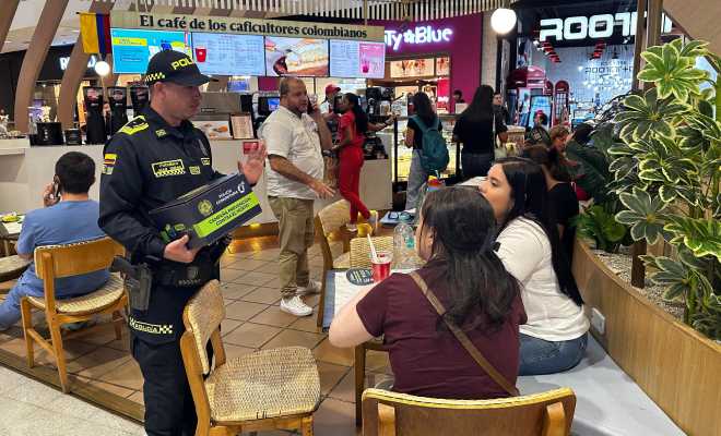 Durante la actividad, los uniformados entregaron a ciudadanos y visitantes recomendaciones de seguridad para disfrutar esta fecha con respeto, tolerancia y amor.