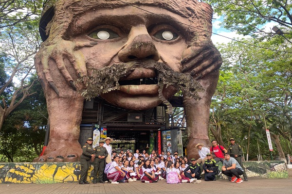Policía Nacional realiza City Tour educativo con estudiantes del Ceinar en Neiva