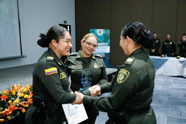Recibimiento de reconocimiento por parte de la directora de la ESVEL