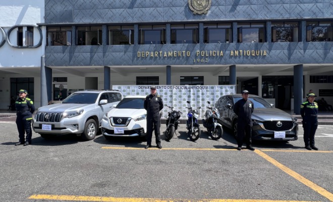Polic&iacute;as t&eacute;cnicos en automotores y de SIJIN custodian veh&iacute;culos recuperados