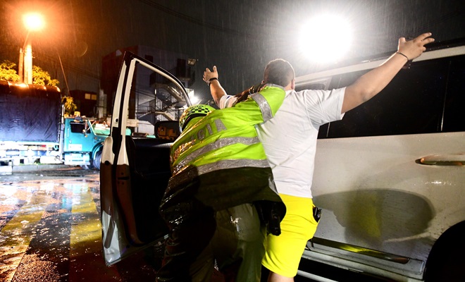 Registro a personas patrullas de vigilancia