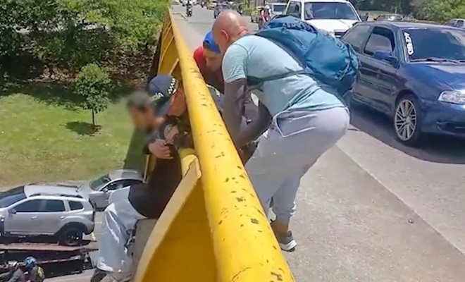 Empatía, profesionalismo y vocación de servicio: así se evitó una tragedia en un puente vehicular.