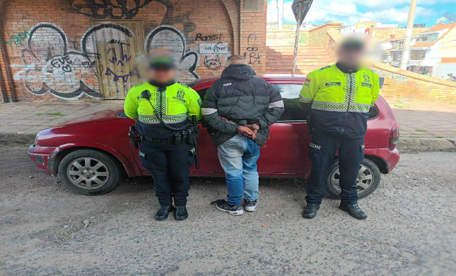 Dos polic&iacute;as con un capturado y un veh&iacute;culo recuperado