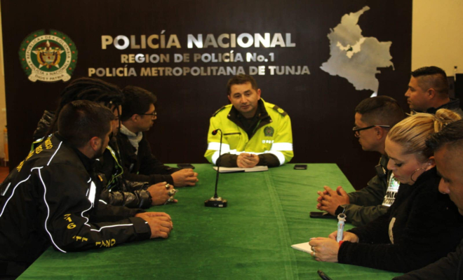 Reunión comunitaria grupo de moteros