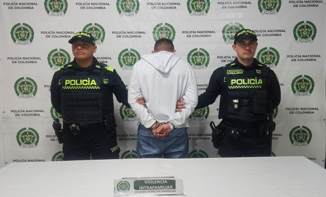 Dos policías con un capturado Conflicto de pareja
