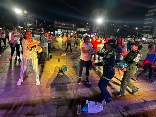 Policía Nacional lideró jornada de rumba aeróbica para promover la convivencia y prevenir la violencia intrafamiliar en Sogamoso