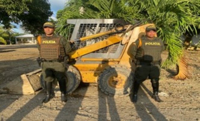 Funcionario de la seccional de carabinero con la maquinaria incautada