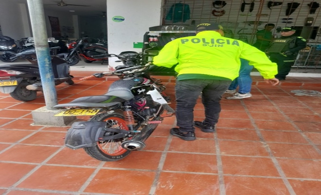 Uniformados ejerciendo control a comercio 