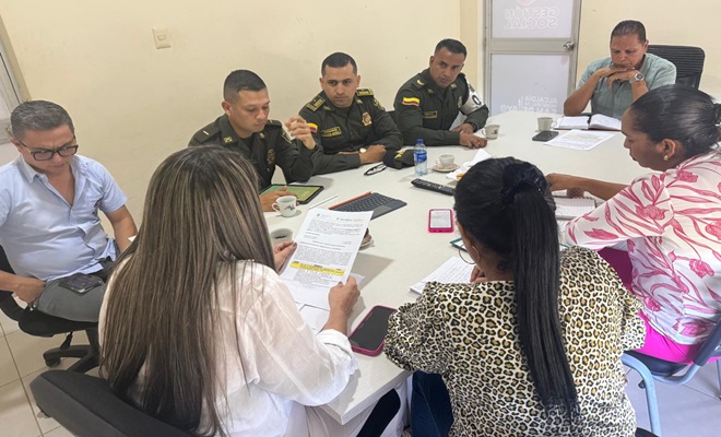 Reunión de la fuerza publica con autoridades municipales