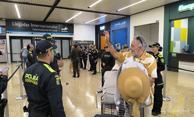 Con trovas flores y papayera recibimos los turistas que arriban a disfrutar de la edición Nro. 67 de la Feria de las Flores. 