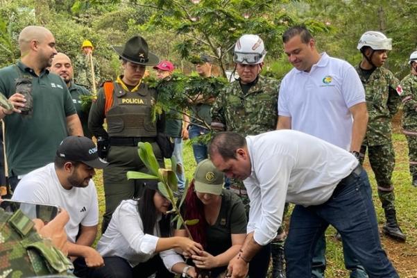 Personal de Carabineros en coordinación del Ejercito Nacional y otras entidades participaron de la sembraton 