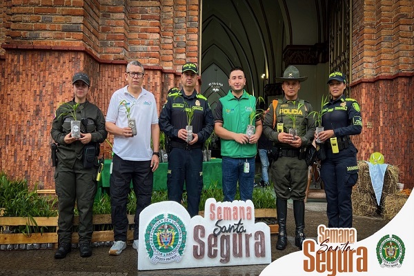 Cuatro Policías en acompañamiento con entidad ambiental en domingo de ramos en el marco de la estrategia una Semana Santa Segura
