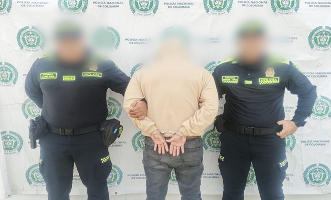 Policía con el sujeto capturado