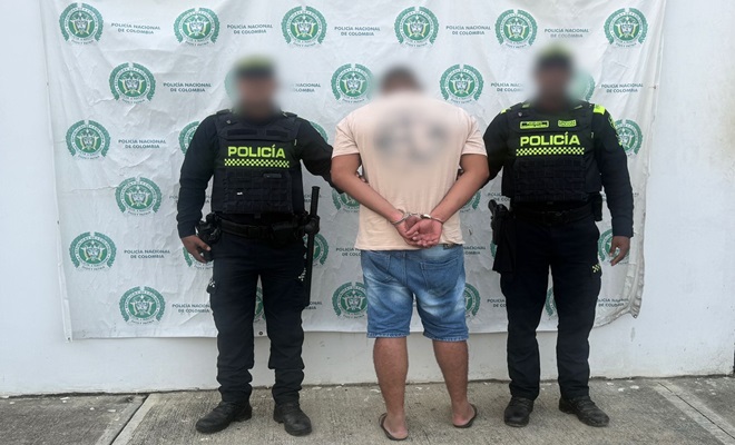 Dos Policías y una persona capturada