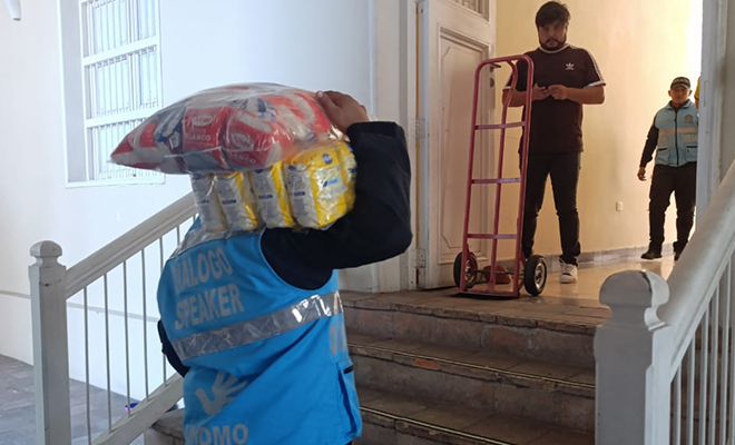 integrante de la UNDMO lleva consigo alimentos para la ayuda humanitarias.