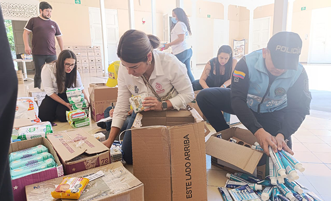 Se evidencia polic&iacute;as de la Unidad de Di&aacute;logo y Mantenimiento del Orden junto a autoridades pol&iacute;tico administrativas con ayudas humanitarias.