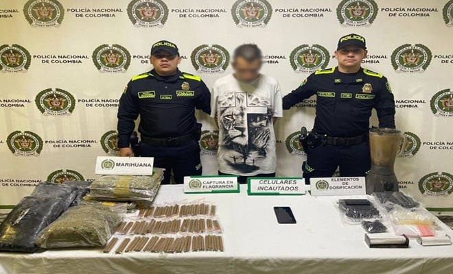Dos policías con un Capturado en banner con mas de 7 kilos de marihuana incautada