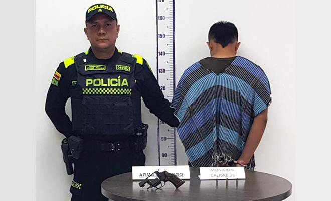 Mediante planes de registro y solicitud de antecedentes, las autoridades lo sorprendieron en el barrio El Darién con un revólver y tres cartuchos calibre 38 milímetros