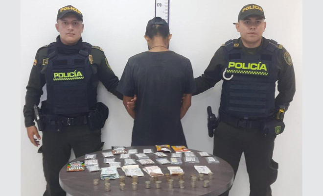 Este sujeto fue sorprendido con cien envolturas cilíndricas de esta sustancia alucinógena y $650.000 en efectivo producto de la venta de estupefacientes en el sector del Villa Julia en la capital del Meta