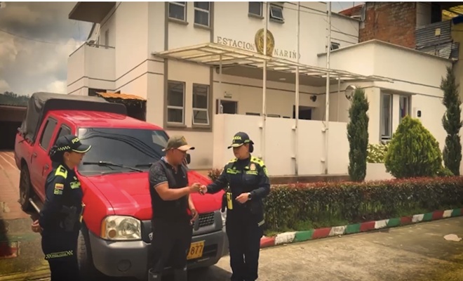 Dos funcionarias policiales hacen la entrega de las llaves a un ciudadano en la fotografia