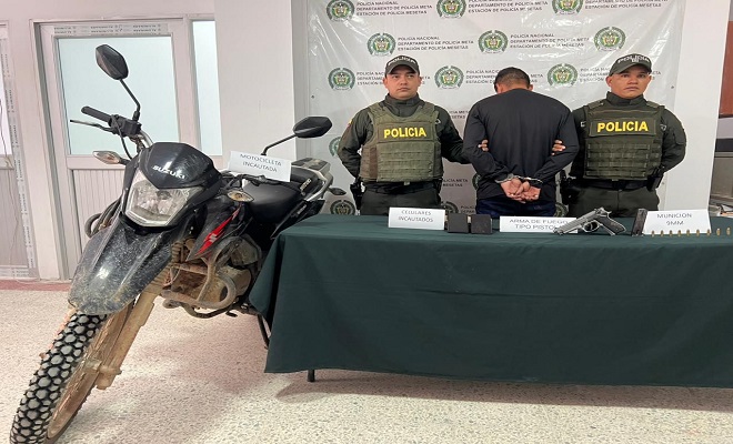 Una motocicleta, un arma de fuego incautada, un capturado y dos policías