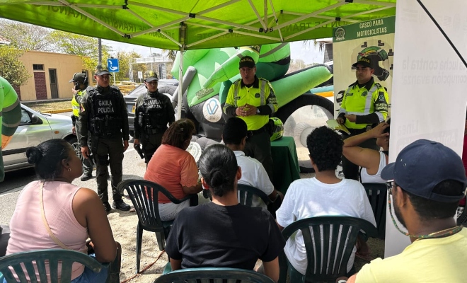Uniformados entregando charlas sobre el retorno a casa