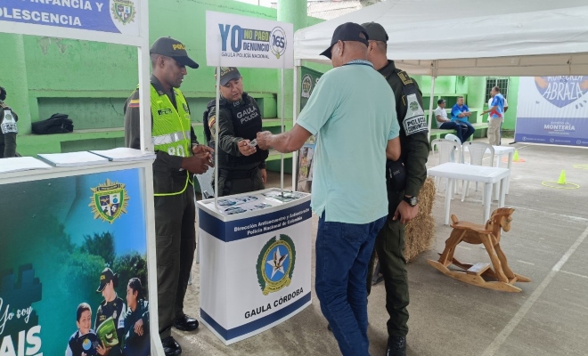 La Patrulla Púrpura sensibiliza a padres de familia del colegio Villa Margarita para prevenir la violencia basada en género.