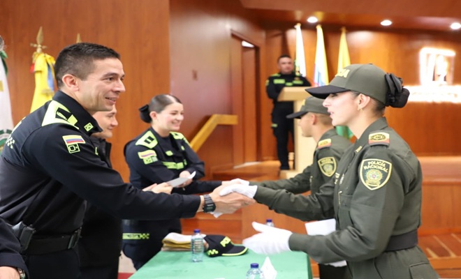 Policía Nacional realizó juramento de bandera de nuevos auxiliares en Manizales