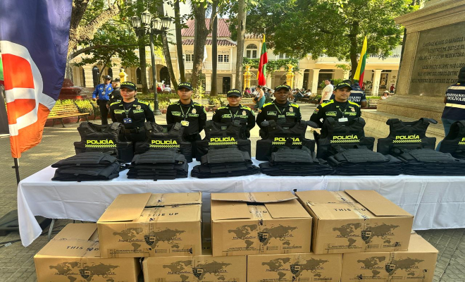 Yamil Arana Padaui, entregó oficialmente más de 101 chalecos balísticos 