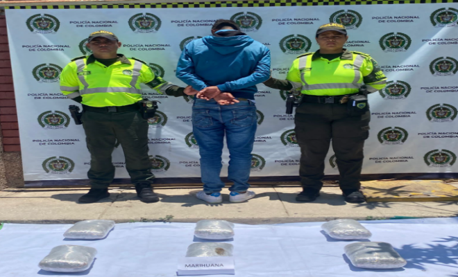 Persona capturada-policías custodiando